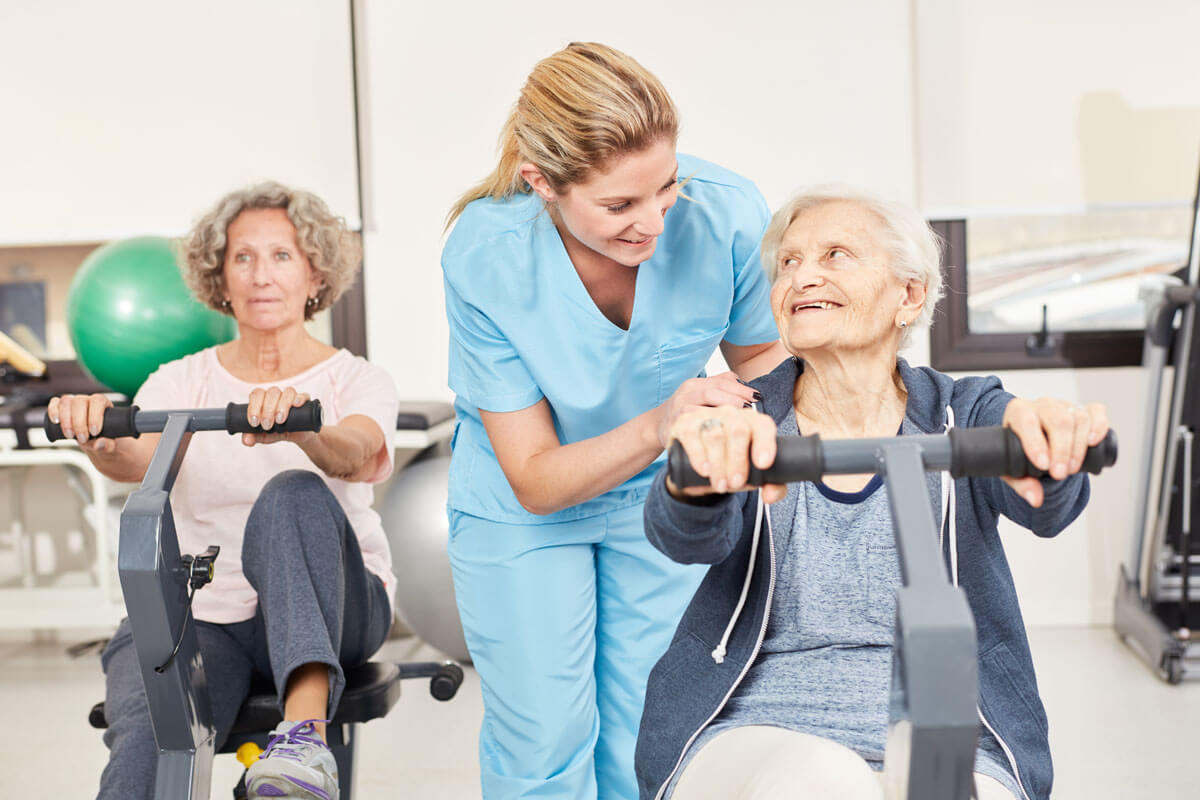 Seniorin beim Krafttraining. Training und die richtige Ernährung beugen der Osteoporose vor.